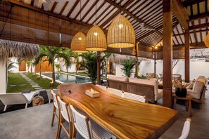 ดีลักซ์วิลล่า, 5 ห้องนอน, สระว่ายน้ำส่วนตัว, วิวสระว่ายน้ำ | ห้องรับประทานอาหาร