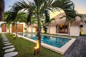 สระว่ายน้ำกลางแจ้ง