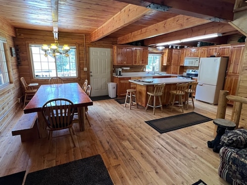 Family Reunion! Fire pit, Hiking, Yellowstone! 220 EV Charger, Smart TVs, Arcade