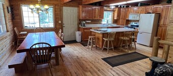 Family Reunion! Fire pit, Hiking, Yellowstone! 220 EV Charger, Smart TVs, Arcade