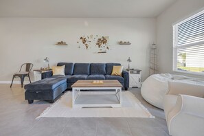 Una Smart TV, un futbolín, una mesa de tenis de mesa