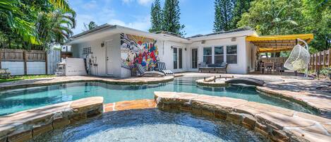 Alberca al aire libre y alberca climatizada