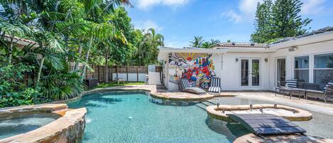 Una piscina al aire libre, una piscina climatizada