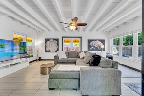 Smart-TV, Kamin, Musikbibliothek, Stereoanlage