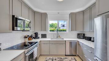 Refrigerador, microondas, horno y lavavajillas