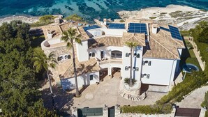 A coastal property with multiple rooms, a pool, and solar panels. - Villa Luna Suites (Puigderrós)