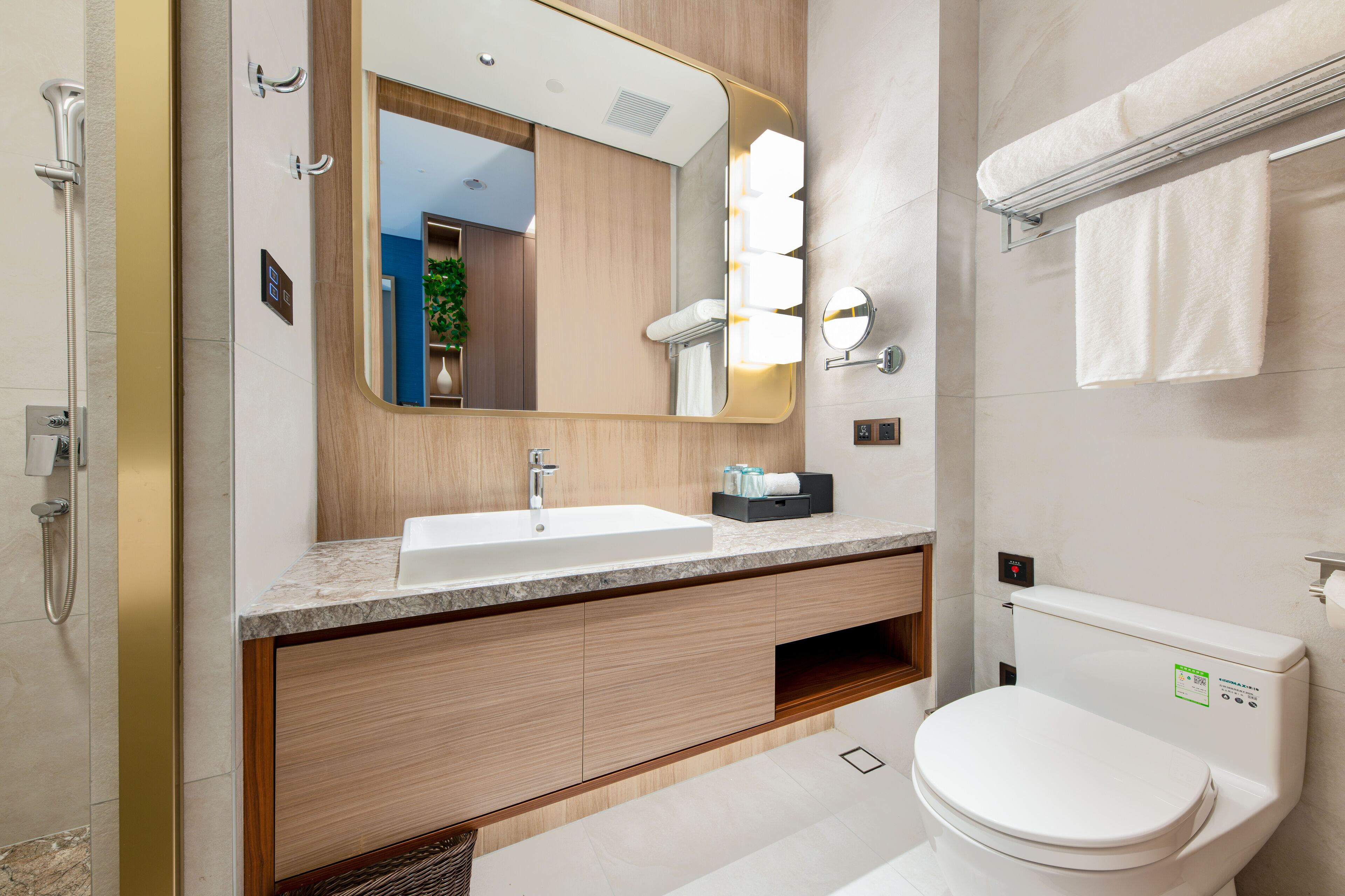 Une salle de bain moderne avec un lavabo, un miroir et des toilettes.