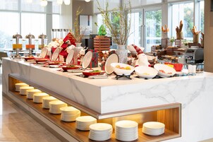 Daily buffet breakfast for a fee