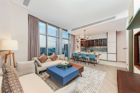 Qiu Ya One-Bedroom Elegant Suite | Living area | 55-inch LCD TV with satellite channels, toys
