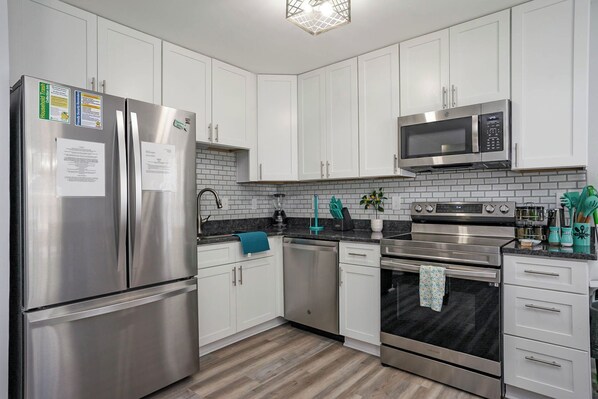 Kühlschrank, Mikrowelle, Ofen, Herdplatte