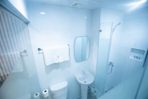Shower, towels, soap, shampoo - City Pod Hotel (Cebu City)