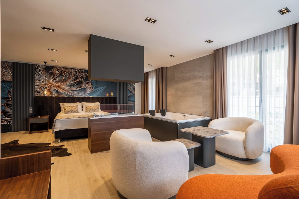 Premium kamer, 1 queensize bed, uitzicht op zee | Woonruimte | Een 43-inch smart-tv met satellietzenders en een televisie
