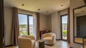 Grand Deluxe Nature View Room with Balcony and Fireplace | 高級寝具、低反発ベッド、ミニバー、セーフティボックス (室内)