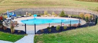 Comfortable Poolside Luxury 21//2 hours from NYC