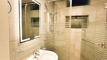 Apartment, 1 Bedroom, Accessible, Smoking | Bathroom