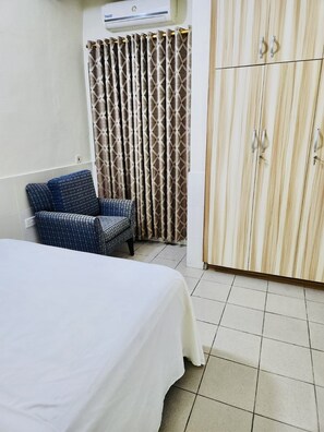 2 bedrooms, iron/ironing board, WiFi, bed sheets - Executive Space Located in the Heart of Accra inside Osu with a quiet atmosphere (Accra)