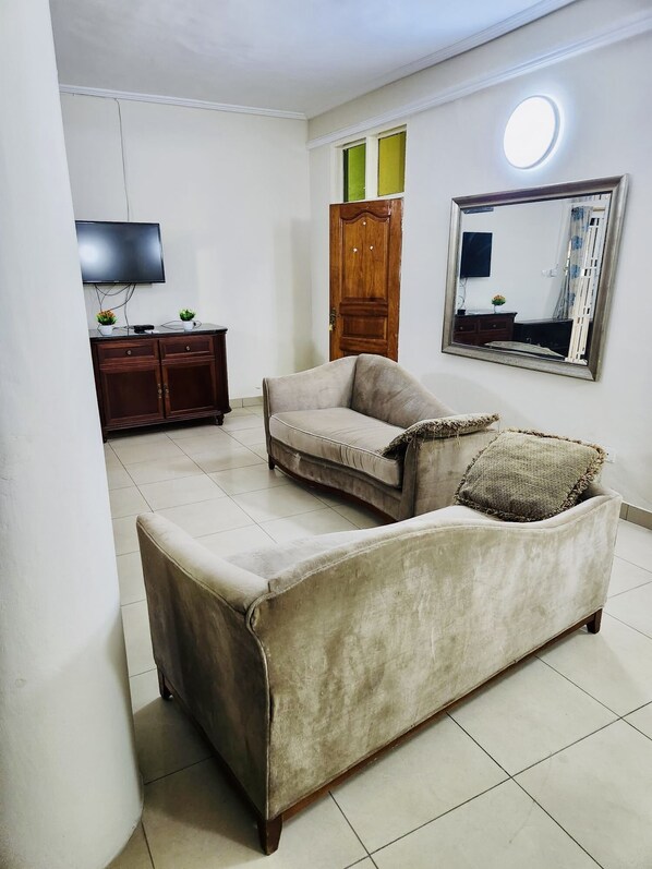 Living area - Executive Space Located in the Heart of Accra inside Osu with a quiet atmosphere (Accra)