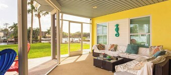 Room-flamingo Room on the Cotee River