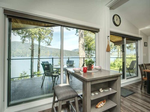 Oceanfront view 2 entertainment areas - Backyard