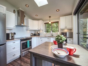 Microwave, oven, stovetop, dishwasher - Oceanfront view 2 entertainment areas - Backyard (Port Renfrew)