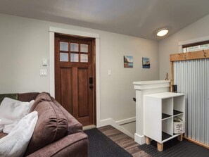 Interior - Oceanfront view 2 entertainment areas - Backyard (Port Renfrew)