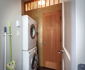 Interior - Oceanfront view 2 entertainment areas - Backyard (Port Renfrew)