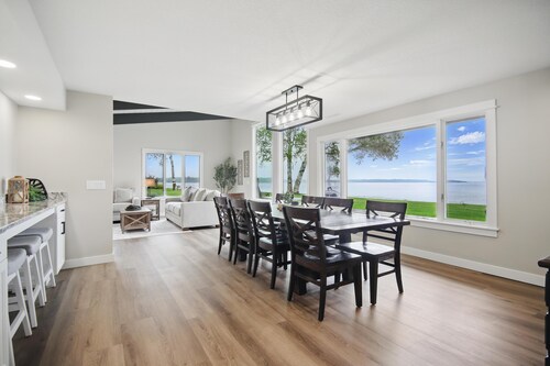 Lakeside Getaway - Games, HotTub & Space to Gather