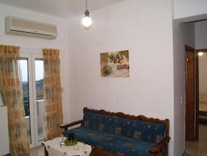 Apartamento, 1 quarto, sacada, vista para a montanha | Área de estar