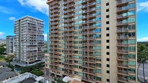 Un immeuble résidentiel de grande hauteur doté de nombreux balcons et d’une architecture moderne.