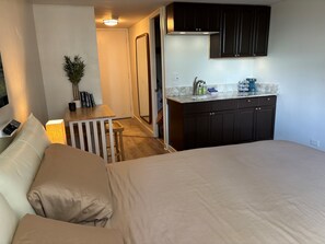 Escritorio, tabla de planchar con plancha, wifi gratis y ropa de cama 