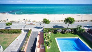 Une piscine avec vue sur la plage et l’océan.
