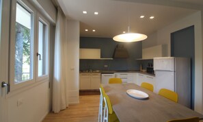 Appartement, 3 slaapkamers, balkon, uitzicht op tuin | Dineerruimte