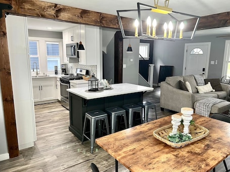 Interior. Renovated, Spacious 5 Bedroom. Walk to Notre Dame!