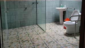 A bathroom with a shower, toilet, and sink. - Hostel A lo Tico (Monte Verde)