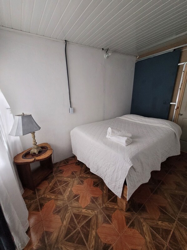 4 bedrooms, bed sheets - Hostel A lo Tico (Monte Verde)