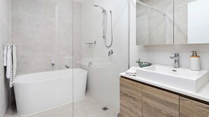 Bathtub, hair dryer - Sea Dreams Gerringong (Gerringong)