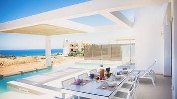 Villa, 4 slaapkamers, balkon, uitzicht op tuin | Buiten dineren