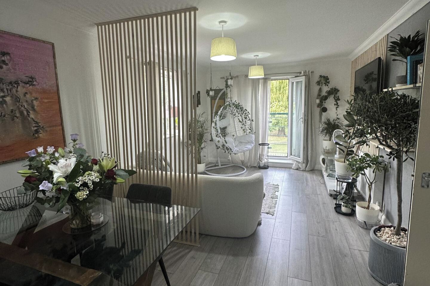 Een televisie en een stereo