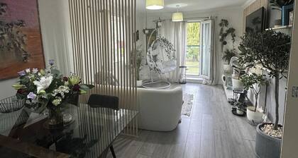 Mi Casa Sleeps 4 with Park Views