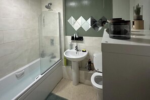Combined shower/bathtub, hair dryer, towels
