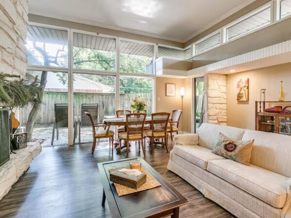 Smart-TV, Kamin, Bücher