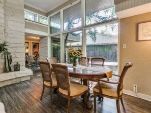 Dining - Maggie's Place II - Sustainable Short Term Stays (Norman)