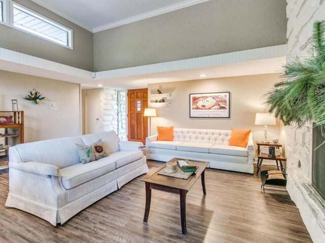 TV connectée, cheminée, livres