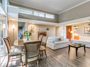 Smart-TV, Kamin, Bücher