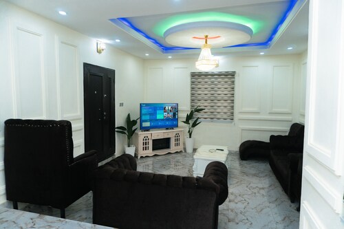 charming 3-bed apartment in transe ekulu phase 6