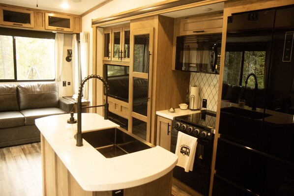 Kjøleskap, mikrobølgeovn, ovn og kokeplater