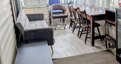 5 min to the Corning Museum of Glass! Family-sized Duplex w/ pool table & patio