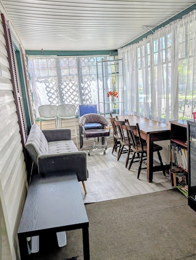 5 min to the Corning Museum of Glass! Family-sized Duplex w/ pool table & patio 