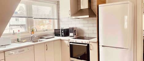 Apartment, 3 Bedrooms | Private kitchen