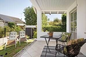 Outdoor dining - Apartment 'Karlotta' with Private Terrace and Wi-Fi (Eriskirch)